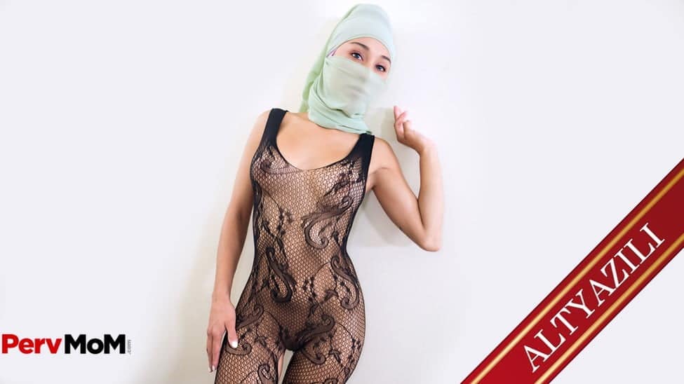 Kocasını Bağlayıp Zenci Adamla Sikişip İntikam Alıyor